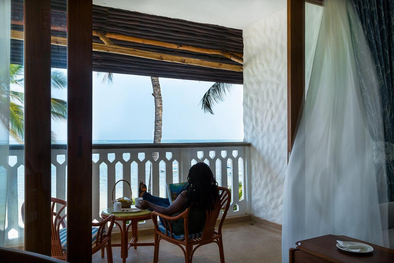 Travellers Beach Hotel & Spa Mombasa Exterior photo