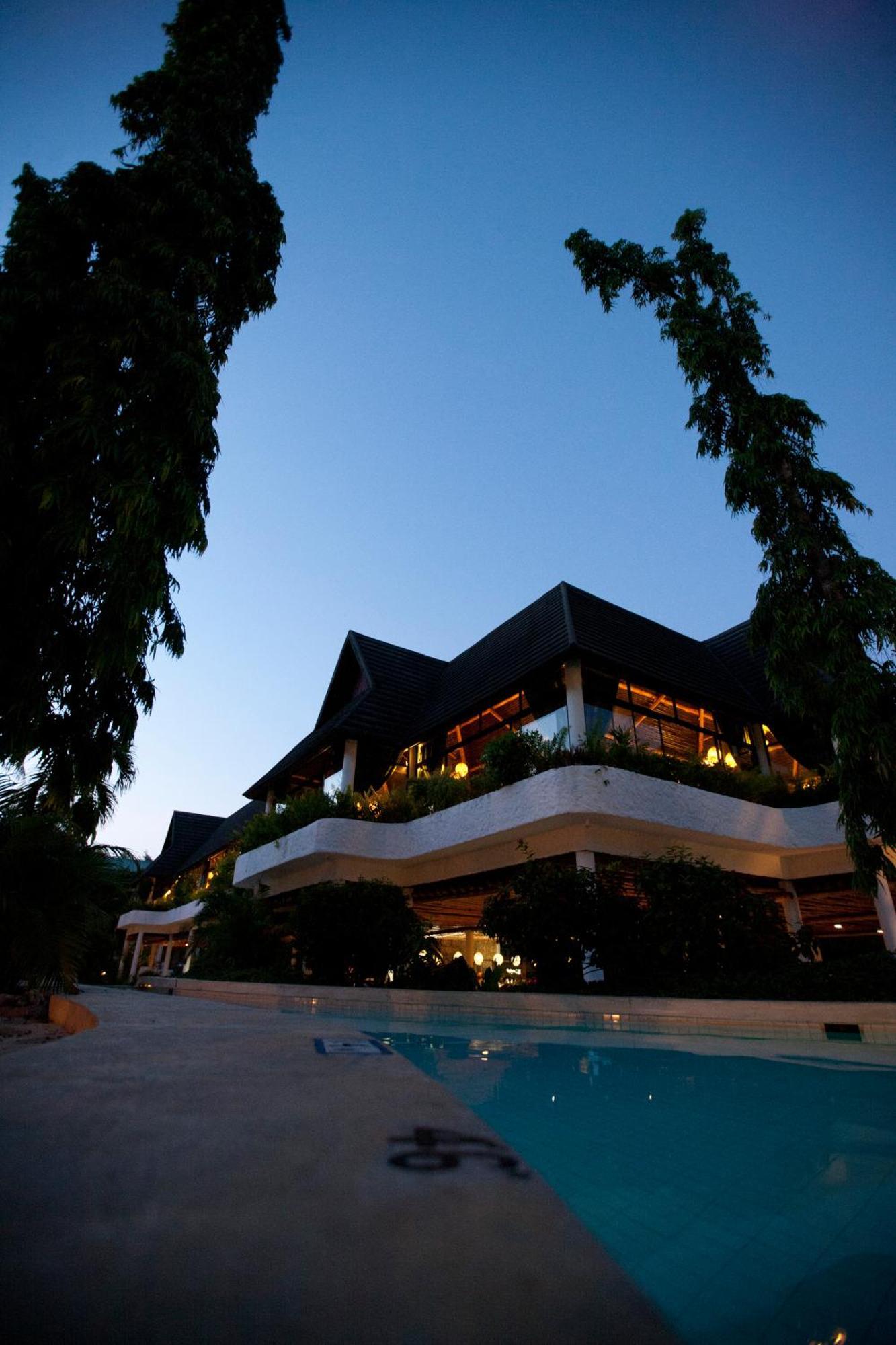 Travellers Beach Hotel & Spa Mombasa Exterior photo