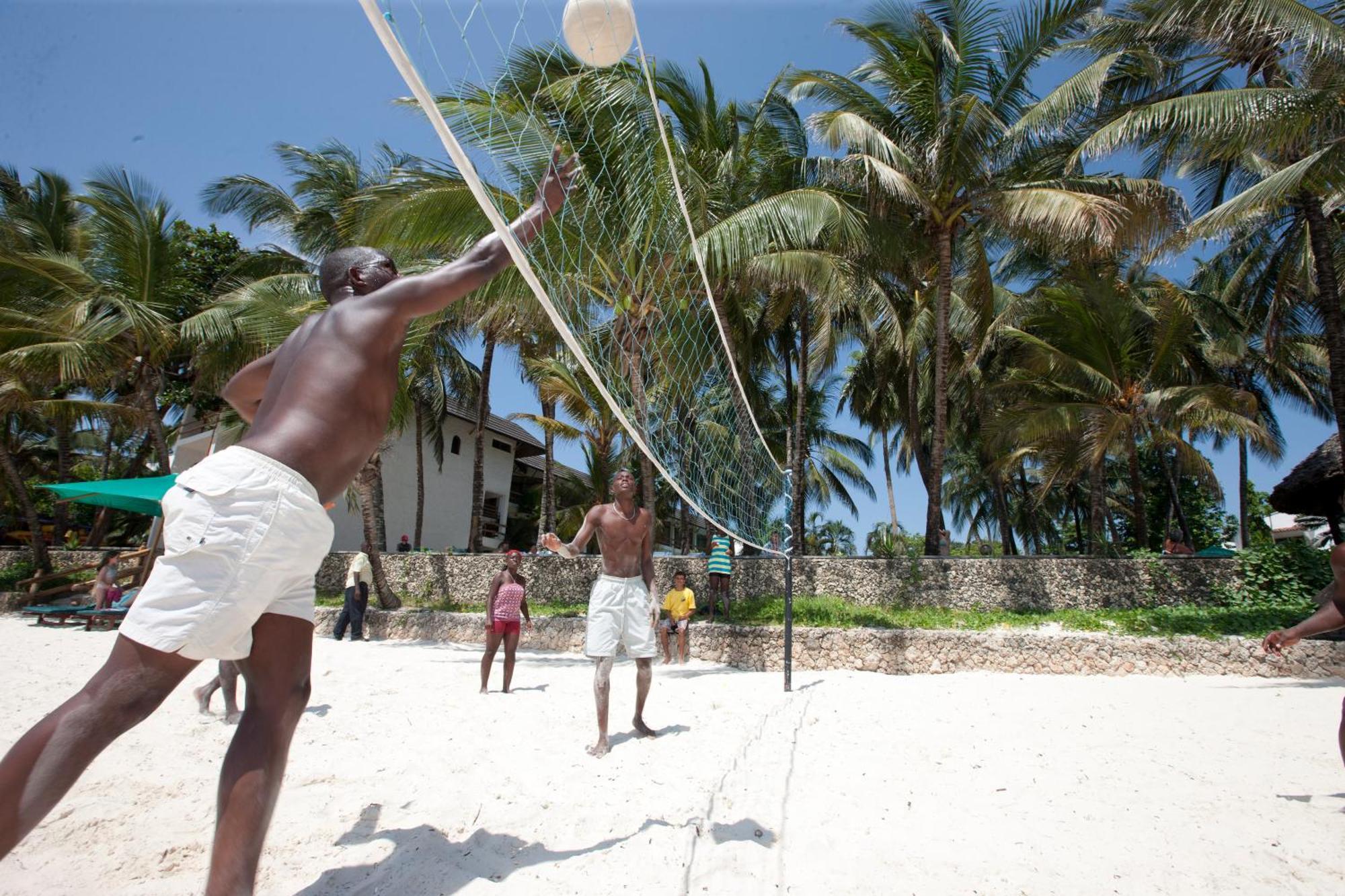 Travellers Beach Hotel & Spa Mombasa Exterior photo